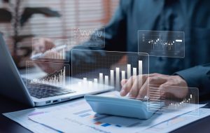 Geschäftsmann arbeitet am Laptop an Finanz- und Buchhaltungsberichten mit Taschenrechner