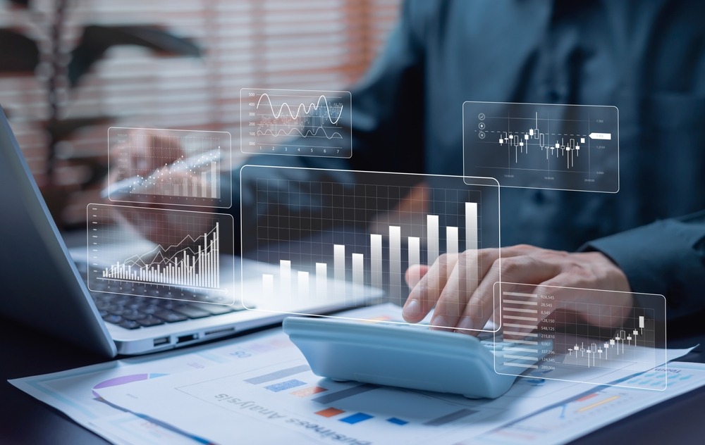 Geschäftsmann arbeitet am Laptop an Finanz- und Buchhaltungsberichten mit Taschenrechner