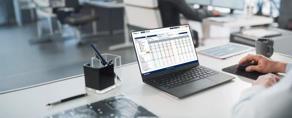 Laptop auf dem Schreibtisch mit geöffneter PlanAPP-Software