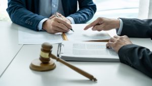 Anwalt berät einen Kunden bei einer Besprechung