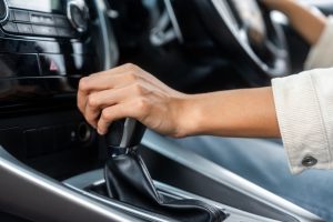 Autofahrerin schaltet manuell in den nächsten Gang