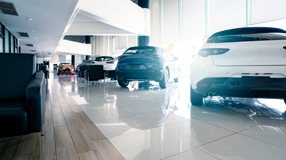 Geparkte Autos in einem luxuriösen Autohaus‑Showroom